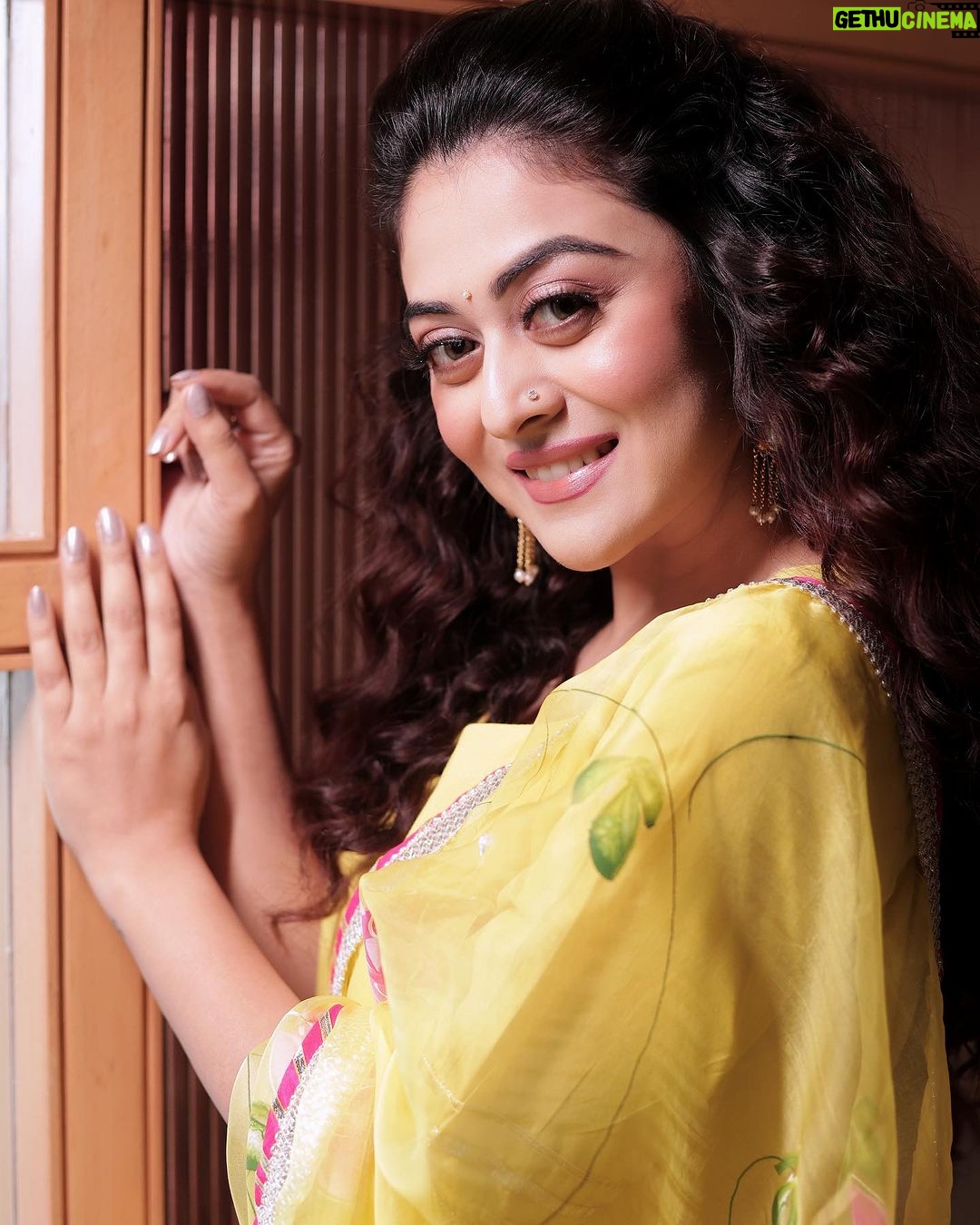 Falaq Naaz Instagram - Mera mannn💕 kehne laga🥰 . . Outfit-: @aachho Pr-: @dinky_nirh Makeup : @vanshikhachanglanimua Hair :@blush_on_by_shrutishah @lavish_beauties_by_lavanya Photography : @portraitsbymayur @perfectlypixelized03 Jewellery: @itahdnura X @purvabansal5 Managed By : @trending_influencers Location-: @craycraftmumbai Managed by-: @rainmakerconsults . . #post #falaqnaaz #falaqkifauj #instapic #lookdodia #ootd #foryou #explore #womaniya #bbott2 #styling CrayCraft