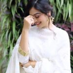 Falaq Naaz Instagram - 🍁🍁🍁 . . #reelitfeelit #falaqnaaz #falaqian #falaqkifauj #bbott2 #trendingreels #foryou #explore #humtohdeewane #whiteoutfit #suit