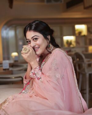 Falaq Naaz Instagram - 🌸🌸🌸
.
.
.

Outfit-: @dress_gararahouse 
Makeup : @vanshikhachanglanimua
Hair :@blush_on_by_shrutishah
@lavish_beauties_by_lavanya
Photography :  @portraitsbymayur @perfectlypixelized03
Jewellery: @sejalcreation23 

Ring - @itahdnura

Managed By : @trending_influencers 
Location-: @craycraftmumbai X @rainmakerconsults 
.
.
.
#falaqnaaz #falaqkifauj #womaniya #falaqian #gharara #fashion #picoftheday #ootd #lookoftheday #pastel