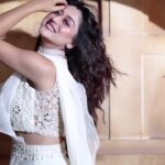 Falaq Naaz Instagram - Mahiya tu wada kar💞 . . Styled by : @purvabansal5 Outfit : @deeveecouture PR : @onestopsolution/ @devampandeyofficial Photographer : @makebaphotography Make up : @makeoverbysejalthakkar @celebsmakeupbysejal Hair : @kamalpalanhairstylist Jewellery : @sejalcreation23 Managed By : @trending_influencers . . #trendingsongs #reels #falaqnaaz #falaqkifauj #falaqian #bbott2 #fashion #saree #look