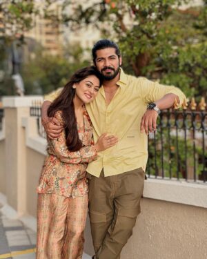 Falaq Naaz Instagram - Happy Birthday to my heart ♥️ 
Zyada kuch hai nahi kehene ke liye mere paas bass tu khush reh hamesha❤️
@sheezan9 
Allah tujhe har khushi se nawaze 🤗 Amen❤️
Tu hi wajah..Tere bina be wajah bekaar hun main❤️
I love you mere bhai