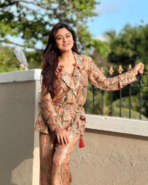 Falaq Naaz Instagram - I am Blooming,
Do not disturb me🌻
.
.
Styling-: @purvabansal5 
Outfit-: @label_amrah 
.
.
#pic #falaqnaaz #falaqkifauj #bbott2 #falaqian #styling