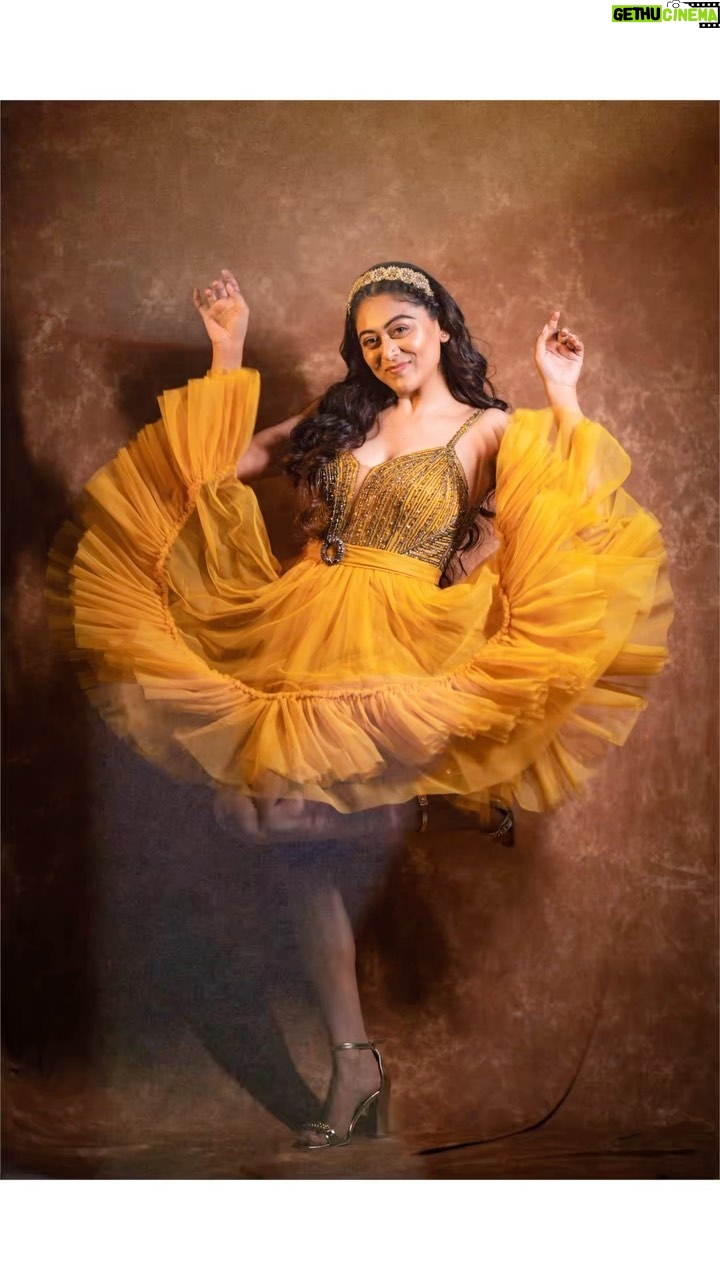 Falaq Naaz Instagram - 🧡 . . Styled by: @__snehasharma___ Outfit - @elibittonofficial Headband - @labelpoojarohra Photographer: @kaisar_alam_1 Make-up : @ansarireshma_makeup Hair: @makeoverbysejalthakkar #womaniya #falaqnaaz #falaqnaazz #bbott2 #falaqkifauj