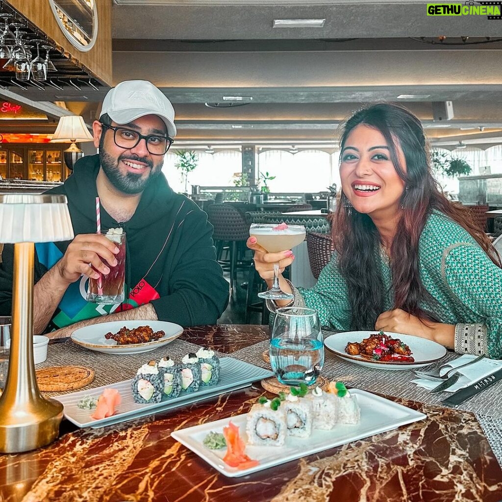 Falaq Naaz Instagram - ⁣ Had fun with this beautiful and lovely actress “𝐅𝐚𝐥𝐚𝐪𝐧𝐚𝐚𝐳” yesterday where she hosted and welcomed me to Mumbai in this amazing restaurant with delicious food 🥘 ⁣ ⁣ I did not notice that more than 2 hours have been spent talking about interesting fun stuffs.⁣ ⁣ Thank you⁣ @falaqnaazz ⁣ ••••⁣ ⁣ انس قابلت الممثلة “فالاكناز” في مومباي و عزمتني على الغداء في مطعم جدا راقي ⁣ ⁣ وايد حبيت شخصيتها البسيطة و عفوية جدا والاهم من كل هذا ماقصرت وياي في كل شي كنت احتاجه.⁣ ⁣ ••• Mitron Cafe & Bar