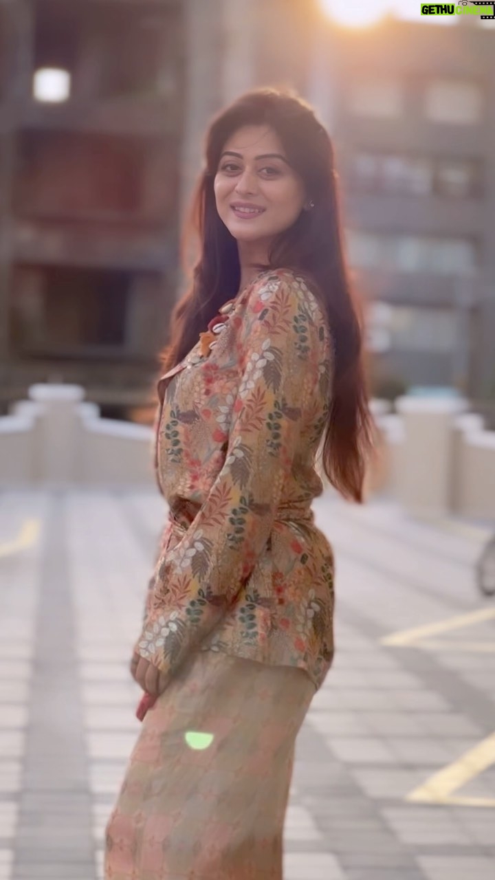 Falaq Naaz Instagram - 🧡🧡🧡 . . Styled by- @purvabansal5 Outfit by - @label_amrah . . #reelitfeelit #falaqnaaz #falaqkifauj #falaqian #outfits #styling #trendingreels