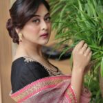 Falaq Naaz Instagram – Mujhme ab rang sab tumhara hai
Itna keh de ki tu hamara hai💕
.
.
.

Outfit-: @shubhayu2524 X @oakpinionpr 
Makeup : @vanshikhachanglanimua
Hair :@blush_on_by_shrutishah
@lavish_beauties_by_lavanya
Photography :  @portraitsbymayur @perfectlypixelized03
Jewellery: @sejalcreation23
Managed By : @trending_influencers 
Location-: @craycraftmumbai  X @rainmakerconsults 
.
.
.
#post #falaqnaaz #festive #festivewear #falaqkifauj #look #instagram #explore #outfitoftheday CrayCraft