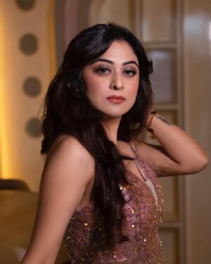 Falaq Naaz Instagram - At peace… AND ON FIRE🔥🔥🔥
.
.
Outfit-: @__madeforher__ 
styling-: @purvabansal5 
Makeup : @vanshikhachanglanimua
Hair :@blush_on_by_shrutishah
@lavish_beauties_by_lavanya
Photography :  @portraitsbymayur @perfectlypixelized03
Jewellery: @itahdnura 
Managed By : @trending_influencers 
Location-: @craycraftmumbai X @rainmakerconsults
.
.
#falaqnaaz #womaniya #falaqkifauj #falaqian #bbott2 #explore #picoftheday #ootd #shimmer #styling