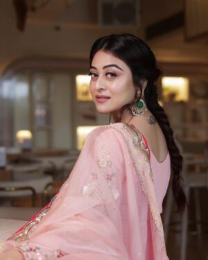 Falaq Naaz Instagram - 🌸🌸🌸
.
.
.

Outfit-: @dress_gararahouse 
Makeup : @vanshikhachanglanimua
Hair :@blush_on_by_shrutishah
@lavish_beauties_by_lavanya
Photography :  @portraitsbymayur @perfectlypixelized03
Jewellery: @sejalcreation23 

Ring - @itahdnura

Managed By : @trending_influencers 
Location-: @craycraftmumbai X @rainmakerconsults 
.
.
.
#falaqnaaz #falaqkifauj #womaniya #falaqian #gharara #fashion #picoftheday #ootd #lookoftheday #pastel