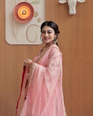 Falaq Naaz Instagram - 🌸🌸🌸
.
.
.

Outfit-: @dress_gararahouse 
Makeup : @vanshikhachanglanimua
Hair :@blush_on_by_shrutishah
@lavish_beauties_by_lavanya
Photography :  @portraitsbymayur @perfectlypixelized03
Jewellery: @sejalcreation23 

Ring - @itahdnura

Managed By : @trending_influencers 
Location-: @craycraftmumbai X @rainmakerconsults 
.
.
.
#falaqnaaz #falaqkifauj #womaniya #falaqian #gharara #fashion #picoftheday #ootd #lookoftheday #pastel