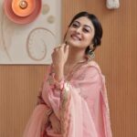 Falaq Naaz Instagram - 🌸🌸🌸 . . . Outfit-: @dress_gararahouse Makeup : @vanshikhachanglanimua Hair :@blush_on_by_shrutishah @lavish_beauties_by_lavanya Photography : @portraitsbymayur @perfectlypixelized03 Jewellery: @sejalcreation23 Ring - @itahdnura Managed By : @trending_influencers Location-: @craycraftmumbai X @rainmakerconsults . . . #falaqnaaz #falaqkifauj #womaniya #falaqian #gharara #fashion #picoftheday #ootd #lookoftheday #pastel CrayCraft