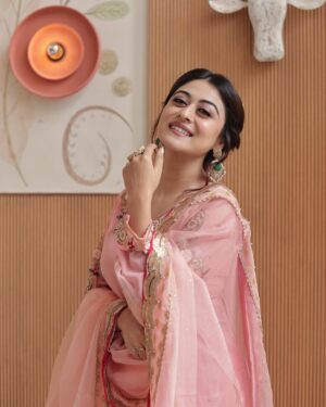 Falaq Naaz Instagram - 🌸🌸🌸
.
.
.

Outfit-: @dress_gararahouse 
Makeup : @vanshikhachanglanimua
Hair :@blush_on_by_shrutishah
@lavish_beauties_by_lavanya
Photography :  @portraitsbymayur @perfectlypixelized03
Jewellery: @sejalcreation23 

Ring - @itahdnura

Managed By : @trending_influencers 
Location-: @craycraftmumbai X @rainmakerconsults 
.
.
.
#falaqnaaz #falaqkifauj #womaniya #falaqian #gharara #fashion #picoftheday #ootd #lookoftheday #pastel