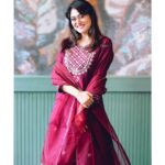 Falaq Naaz Instagram - 🩷🩷🩷 . . . Wearing-: @swaroop_dressing_collection Pc-: @sn_photografy_06 Location-: @mitronandheri Accessories-: @the_jewel_gallery . . #picture #falaqnaaz #falaqkifauj #bbott2 #falaqian #outfit #ootd