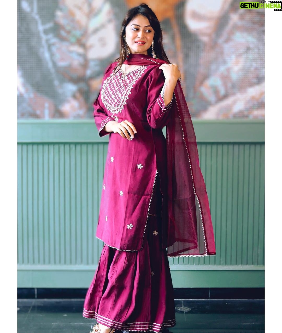 Falaq Naaz Instagram - 🩷🩷🩷 . . . Wearing-: @swaroop_dressing_collection Pc-: @sn_photografy_06 Location-: @mitronandheri Accessories-: @the_jewel_gallery . . #picture #falaqnaaz #falaqkifauj #bbott2 #falaqian #outfit #ootd