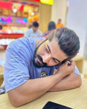 Falaq Naaz Instagram - Happy Birthday to my heart ♥️ 
Zyada kuch hai nahi kehene ke liye mere paas bass tu khush reh hamesha❤️
@sheezan9 
Allah tujhe har khushi se nawaze 🤗 Amen❤️
Tu hi wajah..Tere bina be wajah bekaar hun main❤️
I love you mere bhai