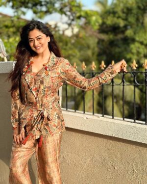 Falaq Naaz Instagram - I am Blooming,
Do not disturb me🌻
.
.
Styling-: @purvabansal5 
Outfit-: @label_amrah 
.
.
#pic #falaqnaaz #falaqkifauj #bbott2 #falaqian #styling