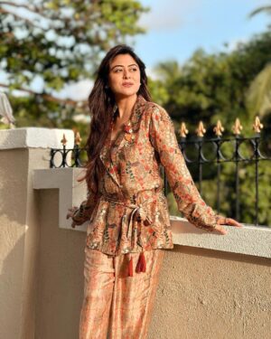 Falaq Naaz Instagram - I am Blooming,
Do not disturb me🌻
.
.
Styling-: @purvabansal5 
Outfit-: @label_amrah 
.
.
#pic #falaqnaaz #falaqkifauj #bbott2 #falaqian #styling