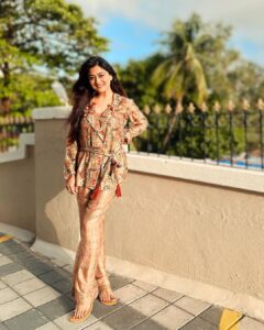 Falaq Naaz Instagram - I am Blooming, Do not disturb me🌻 . . Styling-: @purvabansal5 Outfit-: @label_amrah . . #pic #falaqnaaz #falaqkifauj #bbott2 #falaqian #styling