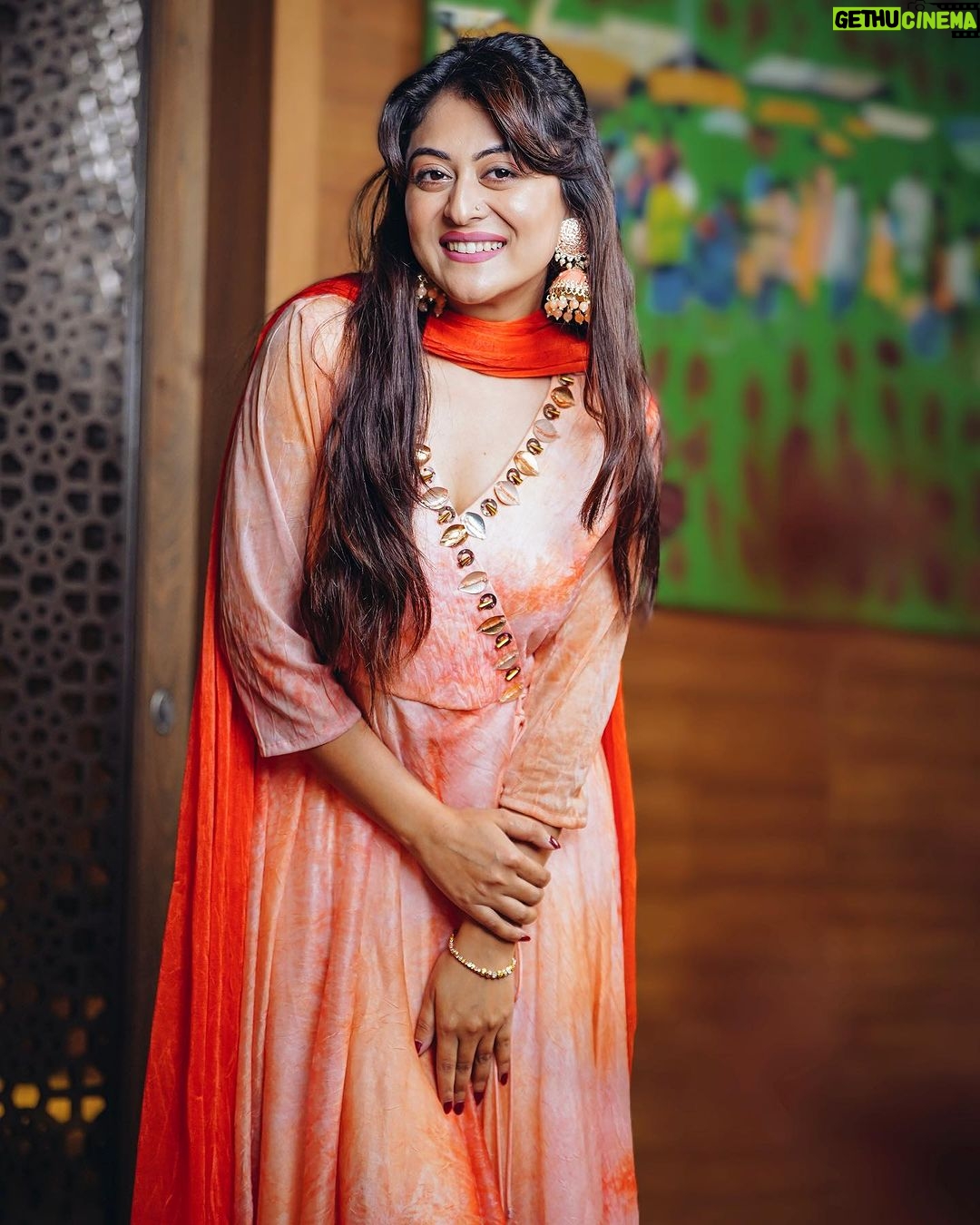 Falaq Naaz Instagram - Soul over beauty 🧡 . . Styled by- @purvabansal5 Outfit by - @label_simmibajaj Pc-: @abhijeet_af . . #picoftheday #outfits #falaqnaaz #falaqkifauj #falaqian #bbott2 #girlwithdreams Mulk