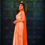 Falaq Naaz Instagram - Soul over beauty 🧡 . . Styled by- @purvabansal5 Outfit by - @label_simmibajaj Pc-: @abhijeet_af . . #picoftheday #outfits #falaqnaaz #falaqkifauj #falaqian #bbott2 #girlwithdreams Mulk
