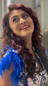 Falaq Naaz Instagram - 💙🤍 . . . Outfit-: @koushalgaba PR-: @dinky_nirh Collaboration with @bahaarebazaar Makeup-: @vanshikhachanglanimua . . . #reelitfeelit #transformation #falaqnaaz #foryou #explorepage #viralreels #trendingreels