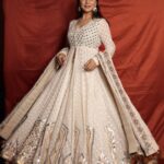 Falaq Naaz Instagram - ❤️🕊️ . . . Outfit-: @vastra_by_ps Jewellery-: @gbs_gehna PR-: @dinky_nirh Mua-: @vanshikhachanglanimua 📷-: @portraitdeewana . . . #picoftheday #aboutlastnight #falaqnaaz #anarkalisuits