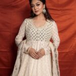 Falaq Naaz Instagram - ❤️🕊️ . . . Outfit-: @vastra_by_ps Jewellery-: @gbs_gehna PR-: @dinky_nirh Mua-: @vanshikhachanglanimua 📷-: @portraitdeewana . . . #picoftheday #aboutlastnight #falaqnaaz #anarkalisuits