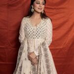 Falaq Naaz Instagram - ❤️🕊️ . . . Outfit-: @vastra_by_ps Jewellery-: @gbs_gehna PR-: @dinky_nirh Mua-: @vanshikhachanglanimua 📷-: @portraitdeewana . . . #picoftheday #aboutlastnight #falaqnaaz #anarkalisuits