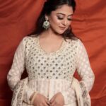 Falaq Naaz Instagram - ❤️🕊️ . . . Outfit-: @vastra_by_ps Jewellery-: @gbs_gehna PR-: @dinky_nirh Mua-: @vanshikhachanglanimua 📷-: @portraitdeewana . . . #picoftheday #aboutlastnight #falaqnaaz #anarkalisuits