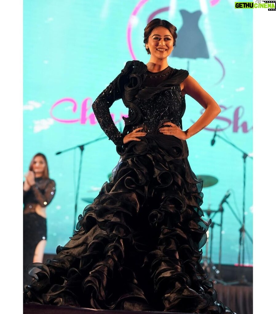 Falaq Naaz Instagram - Drenched in BLACK ♠ Radiating Grace✨ . . An evening for @charmisdesign ✨❤ Outfit-: @charmisdesign Mua-: @vanshikhachanglanimua . . . #foryou #showstopper #falaqnaaz #explore #fashionshow #rampwalk #black #gown