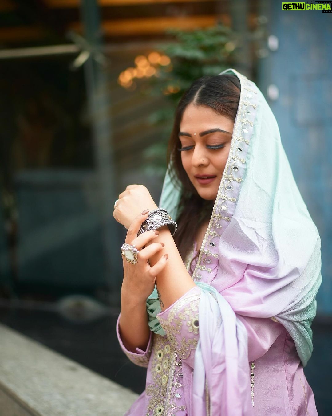 Falaq Naaz Instagram - Charha de rang💕 . . . Outfit-: @shivaliahmedabad Styled by-: @styleby_shivi Outfit pr-: @sonyashaikh Accessories-: @uniquecollection.2020 📷-: @theadywisee Location-: @mitronandheri PR-: @maverick.communication01 Mua-: @vanshikhachanglanimua managed by-: @trending_influencers . . . #post #falaqnaaz #styling #fashion #punjabisuit #fashionphotography #makeup #explore #foryou Mitron Cafe & Bar