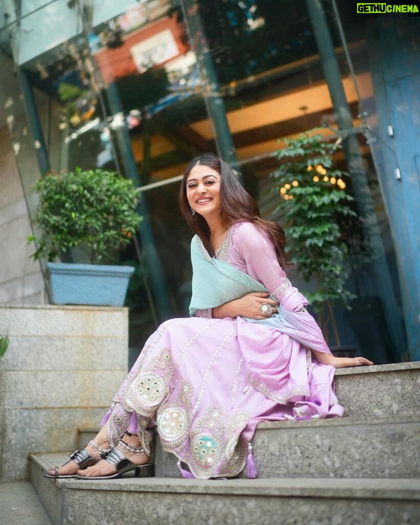Falaq Naaz Instagram - Charha de rang💕 . . . Outfit-: @shivaliahmedabad Styled by-: @styleby_shivi Outfit pr-: @sonyashaikh Accessories-: @uniquecollection.2020 📷-: @theadywisee Location-: @mitronandheri PR-: @maverick.communication01 Mua-: @vanshikhachanglanimua managed by-: @trending_influencers . . . #post #falaqnaaz #styling #fashion #punjabisuit #fashionphotography #makeup #explore #foryou Mitron Cafe & Bar