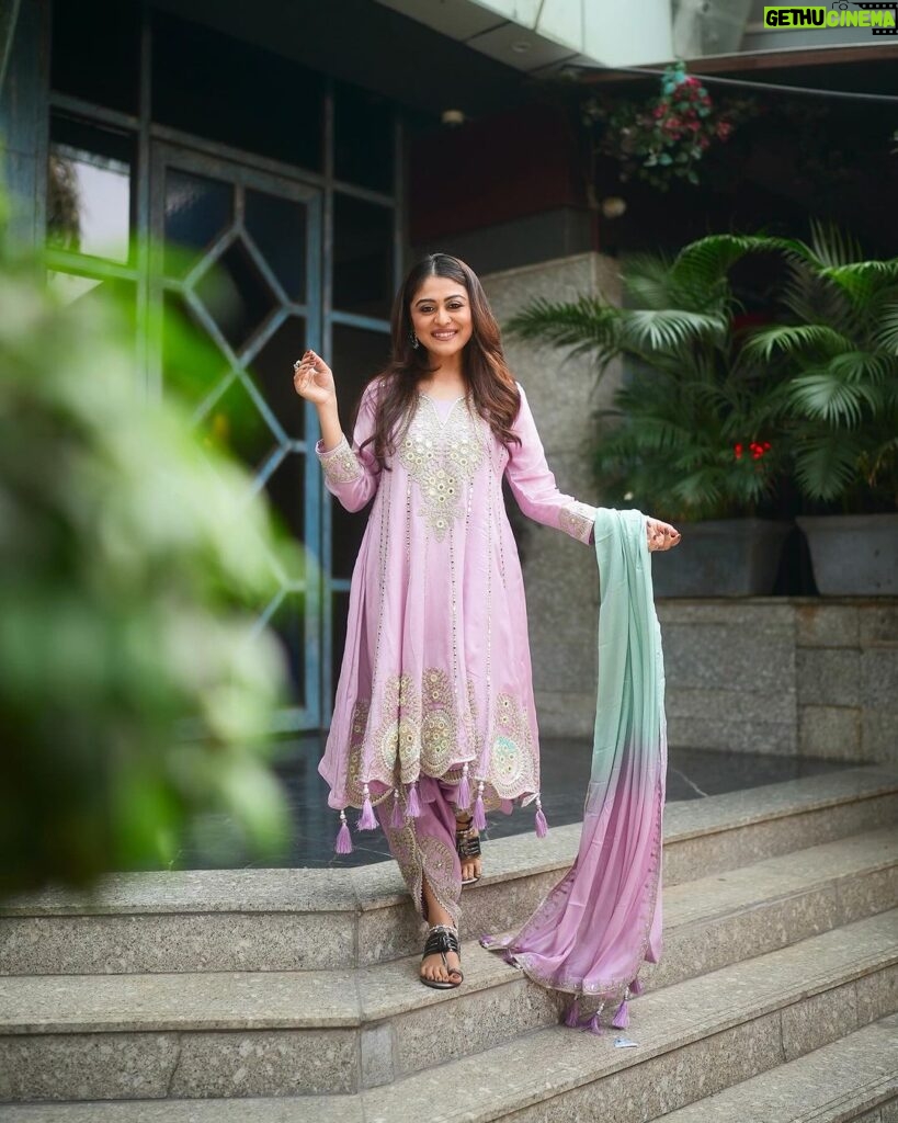 Falaq Naaz Instagram - Charha de rang💕 . . . Outfit-: @shivaliahmedabad Styled by-: @styleby_shivi Outfit pr-: @sonyashaikh Accessories-: @uniquecollection.2020 📷-: @theadywisee Location-: @mitronandheri PR-: @maverick.communication01 Mua-: @vanshikhachanglanimua managed by-: @trending_influencers . . . #post #falaqnaaz #styling #fashion #punjabisuit #fashionphotography #makeup #explore #foryou Mitron Cafe & Bar