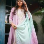 Falaq Naaz Instagram - Charha de rang💕 . . . Outfit-: @shivaliahmedabad Styled by-: @styleby_shivi Outfit pr-: @sonyashaikh Accessories-: @uniquecollection.2020 📷-: @theadywisee Location-: @mitronandheri PR-: @maverick.communication01 Mua-: @vanshikhachanglanimua managed by-: @trending_influencers . . . #post #falaqnaaz #styling #fashion #punjabisuit #fashionphotography #makeup #explore #foryou Mitron Cafe & Bar