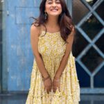 Falaq Naaz Instagram - 💛 . . . Outfit-: @jilmilofficial PR-: @oakpinionpr Location-: @mitronandheri PR-: @maverick.communication01 Mua-: @vanshikhachanglanimua managed by-: @trending_influencers . . . #instapost #falaqnaaz #foryou Mitron Cafe & Bar