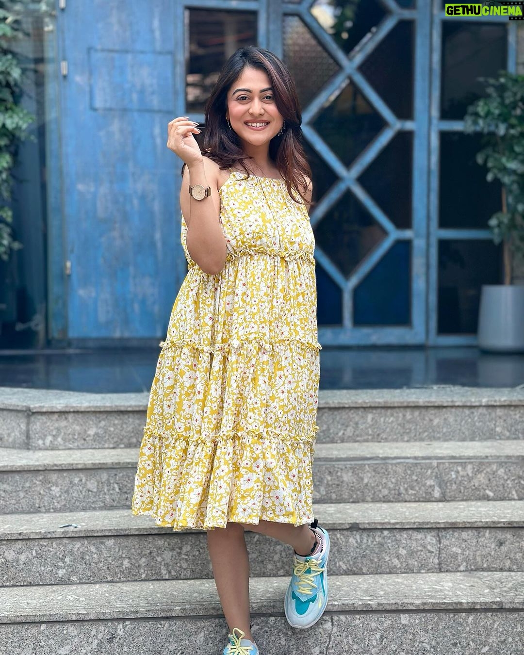 Falaq Naaz Instagram - π . . . Outfit-: @jilmilofficial PR-: @oakpinionpr Location-: @mitronandheri PR-: @maverick.communication01 Mua-: @vanshikhachanglanimua managed by-: @trending_influencers . . . #instapost #falaqnaaz #foryou Mitron Cafe & Bar