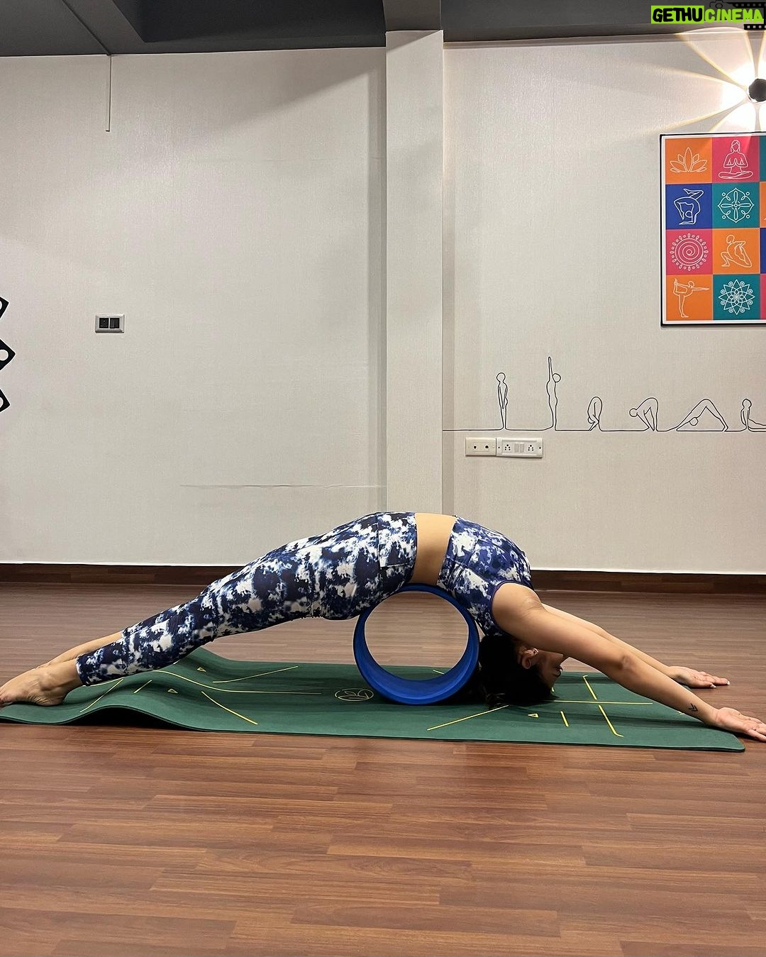 Farina Azad Instagram - Yoga - my new experience , a great start of 2024 ! Yoga is a journey of the self , though the self , to the self !