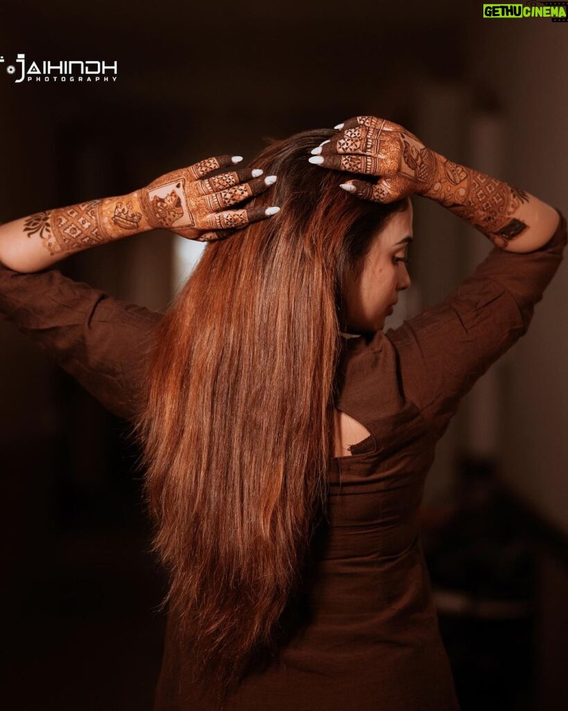 Farina Azad Instagram - Brown 🤎 Brown is the color of our earth , grounding us and reminding us the connection to nature Outfit @muchlovestore Mehandi @mehandistudiomadurai @raabi_mehndi_madurai Photography @jaihindh_photography Nails @lagom_salons