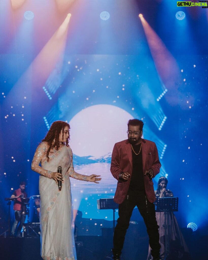 Farina Azad Instagram - Love you malaysia 🇲🇾. Thank u for so much vibe and love . It was a pleasure hosting the legend HARIHARAN’s concert in Malaysia Pure 90’s thing 🥰 This wonderful outfit is by @thorkal_couture_official