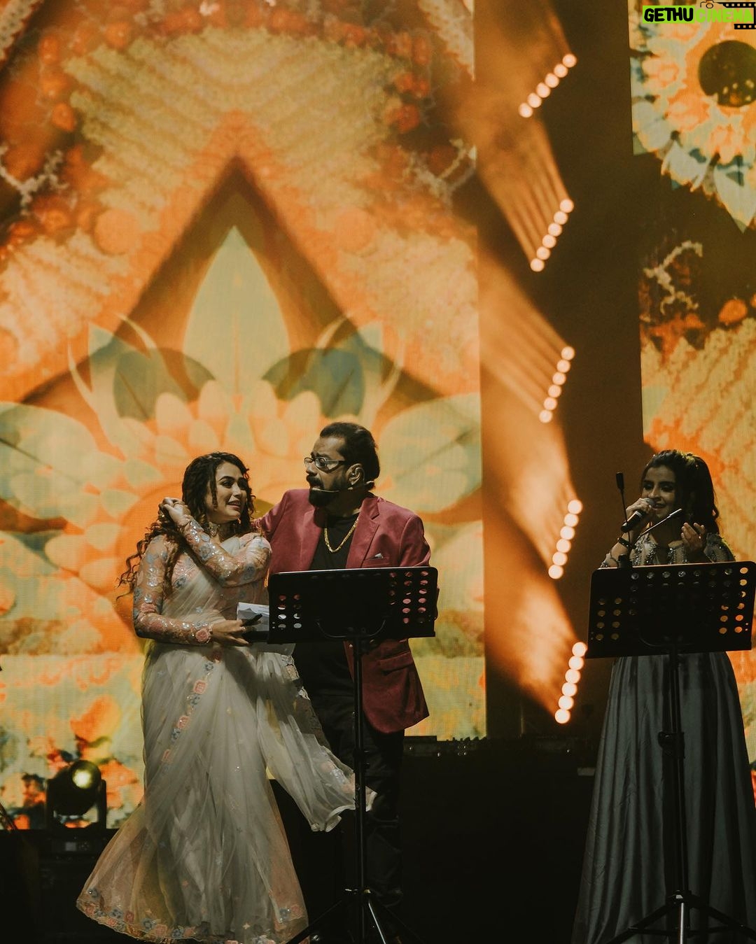 Farina Azad Instagram - Love you malaysia 🇲🇾. Thank u for so much vibe and love . It was a pleasure hosting the legend HARIHARAN’s concert in Malaysia Pure 90’s thing 🥰 This wonderful outfit is by @thorkal_couture_official