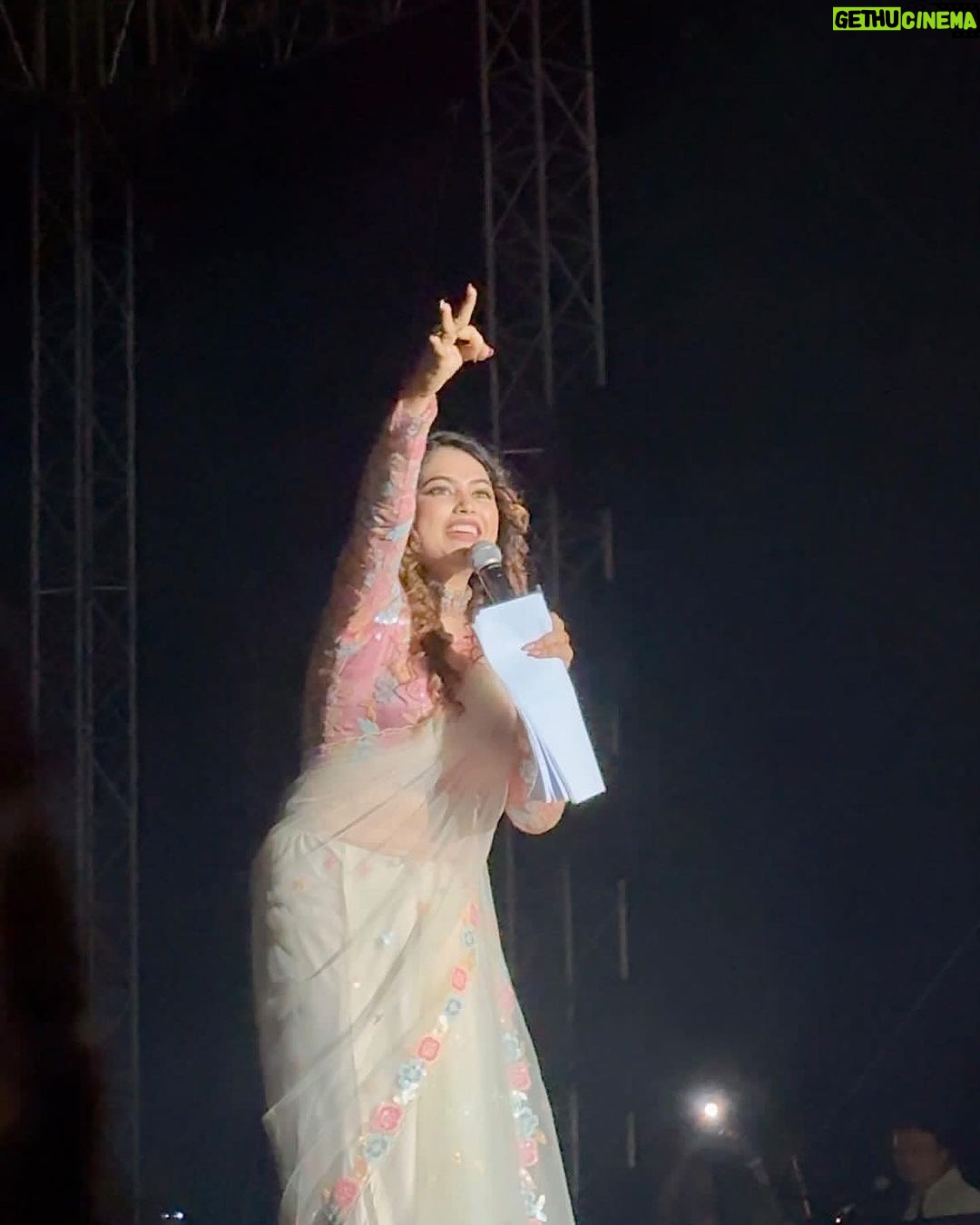 Farina Azad Instagram - Love you malaysia 🇲🇾. Thank u for so much vibe and love . It was a pleasure hosting the legend HARIHARAN’s concert in Malaysia Pure 90’s thing 🥰 This wonderful outfit is by @thorkal_couture_official