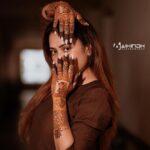 Farina Azad Instagram - Brown 🤎 Brown is the color of our earth , grounding us and reminding us the connection to nature Outfit @muchlovestore Mehandi @mehandistudiomadurai @raabi_mehndi_madurai Photography @jaihindh_photography Nails @lagom_salons