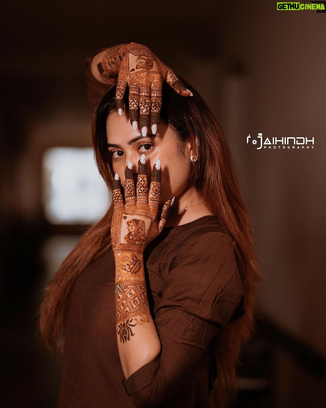 Farina Azad Instagram - Brown 🤎 Brown is the color of our earth , grounding us and reminding us the connection to nature Outfit @muchlovestore Mehandi @mehandistudiomadurai @raabi_mehndi_madurai Photography @jaihindh_photography Nails @lagom_salons