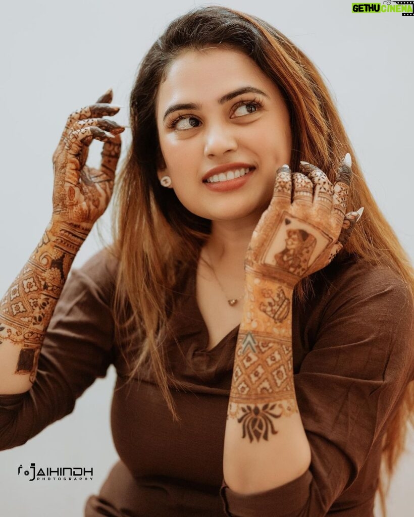 Farina Azad Instagram - Brown 🤎 Brown is the color of our earth , grounding us and reminding us the connection to nature Outfit @muchlovestore Mehandi @mehandistudiomadurai @raabi_mehndi_madurai Photography @jaihindh_photography Nails @lagom_salons