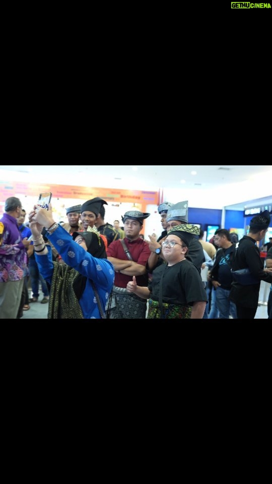 Fattah Amin Instagram - Perjuangan harus diteruskan! Terima kasih atas kata-kata hebat anda! Kental dan bersemangat penonton Pendekar Awang di Utara! Sempoi habis! Wahai lelaki dan wanita berhati pendekar… BANGKIT! Ayuh kita ke pawagam, tonton filem Pendekar Awang: Darah Indera Gajah berdekatan anda. Sebuah filem terbitan Studio Kembara ini dibintangi oleh Fattah Amin, Nur Fazura, Nadhir Nasar, Wan Hanafi Su, Heliza Helmi, Amerul Affendi, Hasnul Rahmat, Amir Ahnaf, Hazwani Helmi, Nam Ron, Tissa Biani, Ali Karimi dan ramai lagi barisan pelakon terkenal. #tayanganbermula #dipawagam #pendekarawang #filempendekarawang #darahinderagajah #demitanahtumpahnyadarahku #fattahamin #nurfazura #nadhirnasar #helizahelmi #alikarimi #amirahnaf #amerulaffendi #studiokembara #hiburanbermanfaat