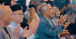 Fattah Amin Instagram - Tayangan Malam Gala Filem Pendekar Awang sangat menghiburkan! Mendebarkan dan penuh dengan mesej cintakan tanah air! Bermula ESOK, jangan lepaskan peluang untuk saksikan filem bersejarah ini!

Studio Kembara merafak sembah menjunjung kasih di atas limpah perkenan Kebawah Duli Yang Maha Mulia Seri Paduka Baginda Yang di-Pertuan Agong Al-Sultan Abdullah Ri’ayatuddin Al-Mustafa Billah Shah ibni Almarhum Sultan Haji Ahmad Shah Al-Musta’in Billah yang telah berangkat bercemar duli bagi menyempurnakan Majlis Tayangan Perdana Pendekar Awang Darah Indera Gajah pada 2 Januari 2024 baru baru ini. 

Terbitan Studio Kembara, 11 Januari ini Filem PENDEKAR AWANG bakal menggegarkan pawagam dengan barisan-barisan pelakon terkenal seperti @fattahaminz , @missfazura , @nadhirnasar_ ,  @nurhelizahelmi , @amerul_affendi , @hasnulrahmat , @amir.ahnaff , @hazwanihelmi , @nam_ron , @tissabiani , @alikarimie7 , @geofffeyaerts ,  @syed_ali_murtadha , @andytehkh , @im_sathisvaran , @reza.hilman , @johnbearsinakal dan ramai lagi!
.
Saksikan Filem Pendekar Awang di pawagam di seluruh negara! 
.
#11jan2024 #reaksi #filempendekarawang #pendekarawang #darahinderagajah #studiokembara #demitanahtumpahnyadarahku #fattahamin #nurfazura #nadhirnasar #wanhanafisu #helizahelmi #amerulaffendi #hasnulrahmat #amirahnaf #hazwanihelmi #namron #tissabiani #alikarimi #geoffandrefeyaerts #syedalimurtadha #filemterbaru #sekuel #filemepik #filemaksi #akandatang #comingsoon #dipawagam #hiburanbermanfaat