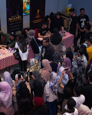Fattah Amin Instagram - Utara sudah, Terengganu kita mari!

Terima kasih kepada semua di TGV Klebang, Ipoh Perak! InsyaAllah hari ini kita berjumpa lagi di Terengganu bersama Nur Fazura, Heliza Helmi, Hazwani Helmi, dan Wan Hanafi Su!

Paragon Cinemas KTCC Mall, Kuala Terengganu, 17 Januari, 4.30PM
LFS Cinemas Paya Bunga Sentral, Kuala Terengganu, 17 Januari, 8:30PM

Datang awal ya, jangan ketinggalan!

Pendekar Awang: Darah Indera Gajah, penuh dengan teladan, di pawagam berhampiran anda sekarang. SAKSIKANNYA!

#meetandgreet #roadtour #autograf #tayanganbermula #dipawagam #pendekarawang #filempendekarawang #darahinderagajah #fattahamin #nadhirnasar #amirahnaf #alikarimi #amerulaffendi #demitanahtumpahnyadarahku #studiokembara #hiburanbermanfaat