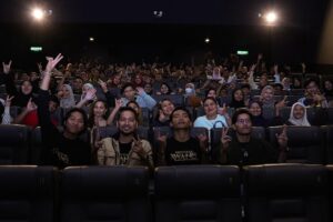 Fattah Amin Instagram - Penang mai dah! Hangat betui sambutan sana!

Terima kasih semua penonton di GSC Sunway Carnival Mall, Penang! Anda semua memang terbaik! InsyaAllah kita akan bertemu di Terengganu pula 17 Januari ini!

Ayuh, mari kita semarakkan semangat perjuangan. Saksikan Filem Pendekar Awang di pawagam berdekatan anda sekarang!

#meetandgreet #roadtour #autograf #tayanganbermula #dipawagam #pendekarawang #filempendekarawang #darahinderagajah #fattahamin #nadhirnasar #amirahnaf #alikarimi #demitanahtumpahnyadarahku #studiokembara #hiburanbermanfaat