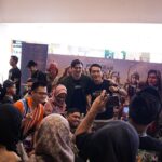 Fattah Amin Instagram - Penang mai dah! Hangat betui sambutan sana! Terima kasih semua penonton di GSC Sunway Carnival Mall, Penang! Anda semua memang terbaik! InsyaAllah kita akan bertemu di Terengganu pula 17 Januari ini! Ayuh, mari kita semarakkan semangat perjuangan. Saksikan Filem Pendekar Awang di pawagam berdekatan anda sekarang! #meetandgreet #roadtour #autograf #tayanganbermula #dipawagam #pendekarawang #filempendekarawang #darahinderagajah #fattahamin #nadhirnasar #amirahnaf #alikarimi #demitanahtumpahnyadarahku #studiokembara #hiburanbermanfaat