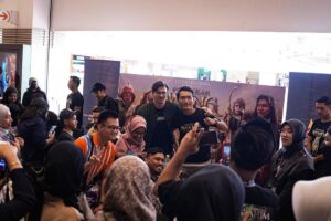 Fattah Amin Instagram - Penang mai dah! Hangat betui sambutan sana!

Terima kasih semua penonton di GSC Sunway Carnival Mall, Penang! Anda semua memang terbaik! InsyaAllah kita akan bertemu di Terengganu pula 17 Januari ini!

Ayuh, mari kita semarakkan semangat perjuangan. Saksikan Filem Pendekar Awang di pawagam berdekatan anda sekarang!

#meetandgreet #roadtour #autograf #tayanganbermula #dipawagam #pendekarawang #filempendekarawang #darahinderagajah #fattahamin #nadhirnasar #amirahnaf #alikarimi #demitanahtumpahnyadarahku #studiokembara #hiburanbermanfaat