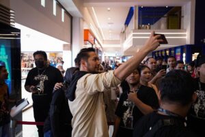Fattah Amin Instagram - Penang mai dah! Hangat betui sambutan sana!

Terima kasih semua penonton di GSC Sunway Carnival Mall, Penang! Anda semua memang terbaik! InsyaAllah kita akan bertemu di Terengganu pula 17 Januari ini!

Ayuh, mari kita semarakkan semangat perjuangan. Saksikan Filem Pendekar Awang di pawagam berdekatan anda sekarang!

#meetandgreet #roadtour #autograf #tayanganbermula #dipawagam #pendekarawang #filempendekarawang #darahinderagajah #fattahamin #nadhirnasar #amirahnaf #alikarimi #demitanahtumpahnyadarahku #studiokembara #hiburanbermanfaat